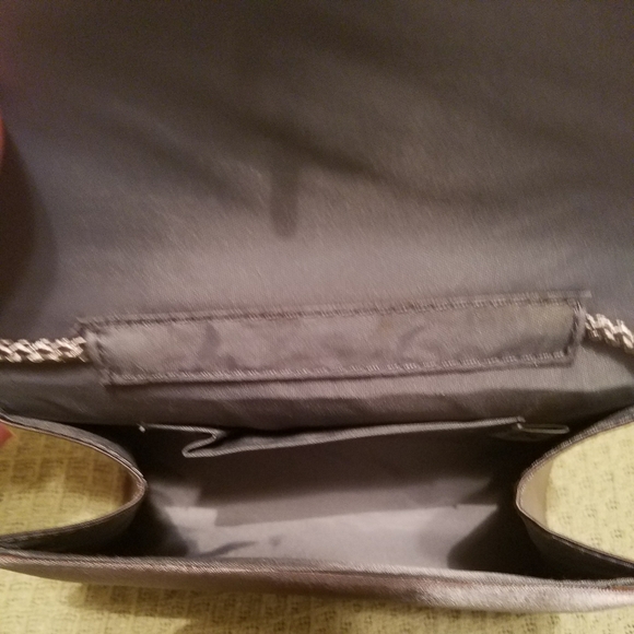 6/$30 😇 La Regale clutch - Picture 3 of 3